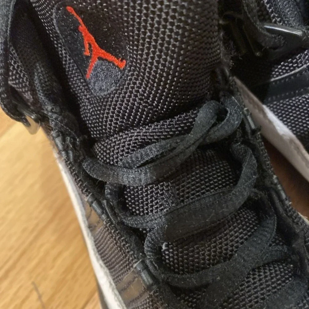 Air Jordan's  Boys 2.5Y 323432-067  White/Black ‎  3671